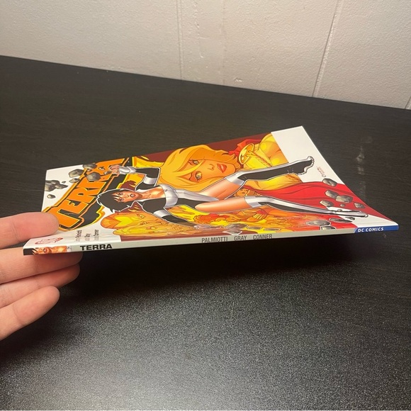 Terra Graphic Novel DC Comics 2009 First Printing Jimmy Palmiotti TPB OOP - Picture 5 of 8